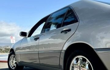 Mercedes-Benz-300-SE-1992-Sedan-9