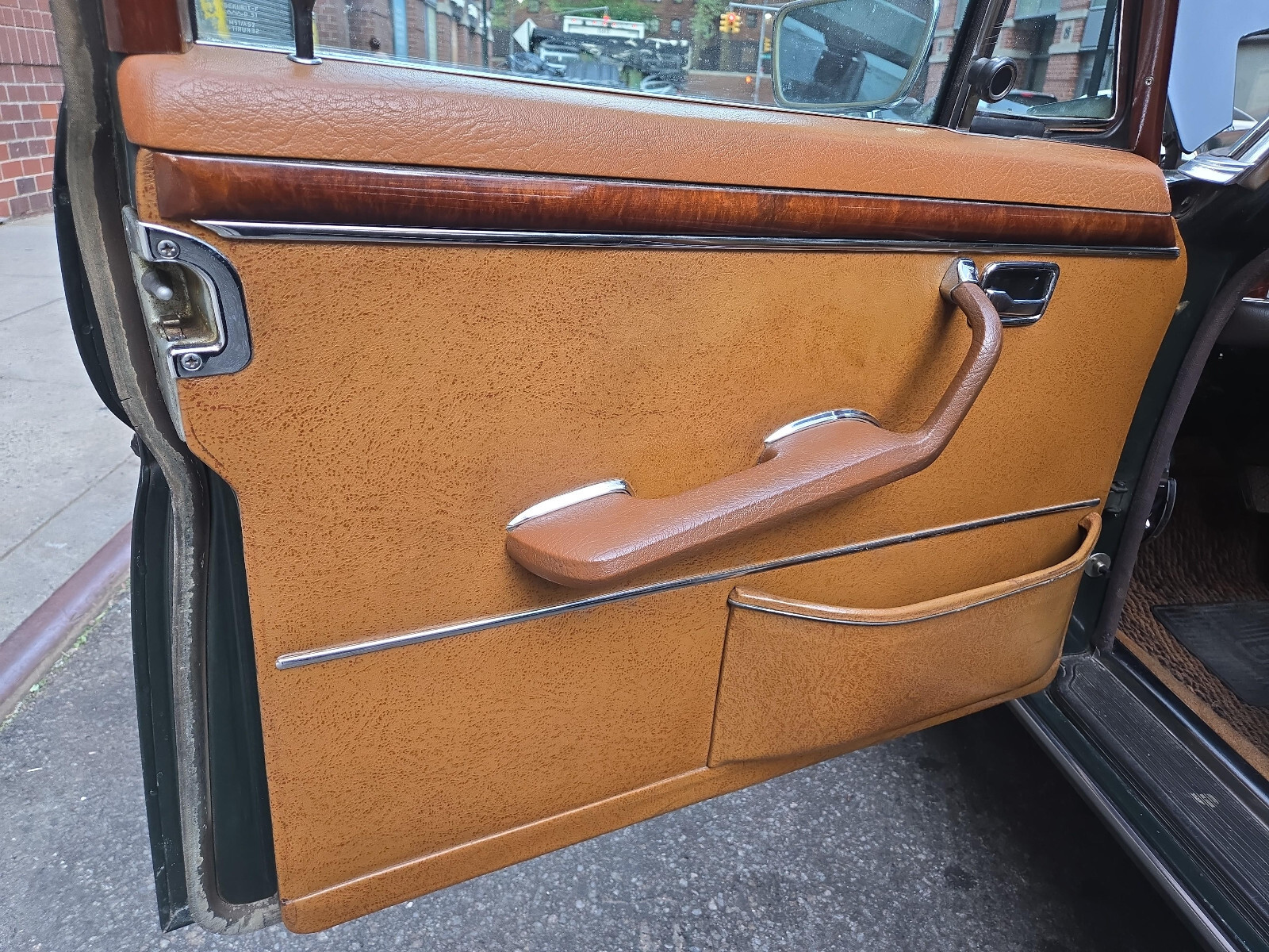 Mercedes-Benz-300-Series-1969-Sedan-12