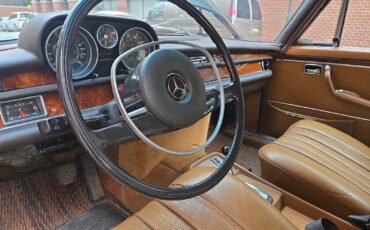 Mercedes-Benz-300-Series-1969-Sedan-18