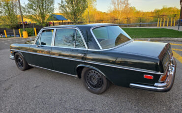 Mercedes-Benz-300-Series-1969-Sedan-2