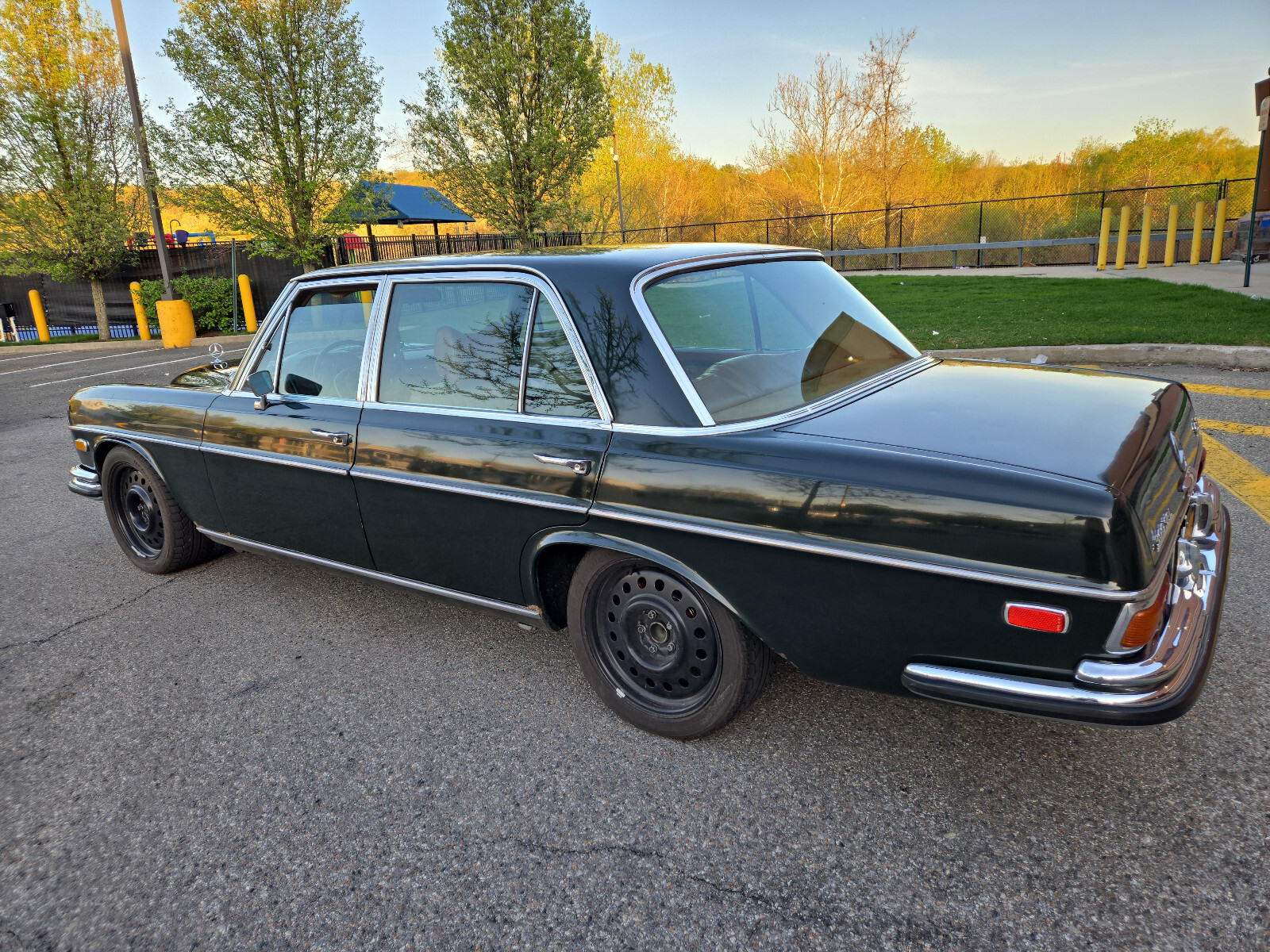 Mercedes-Benz-300-Series-1969-Sedan-2