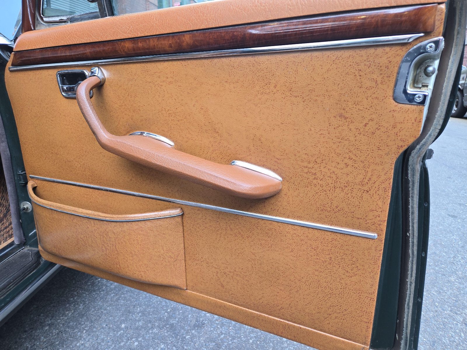 Mercedes-Benz-300-Series-1969-Sedan-22