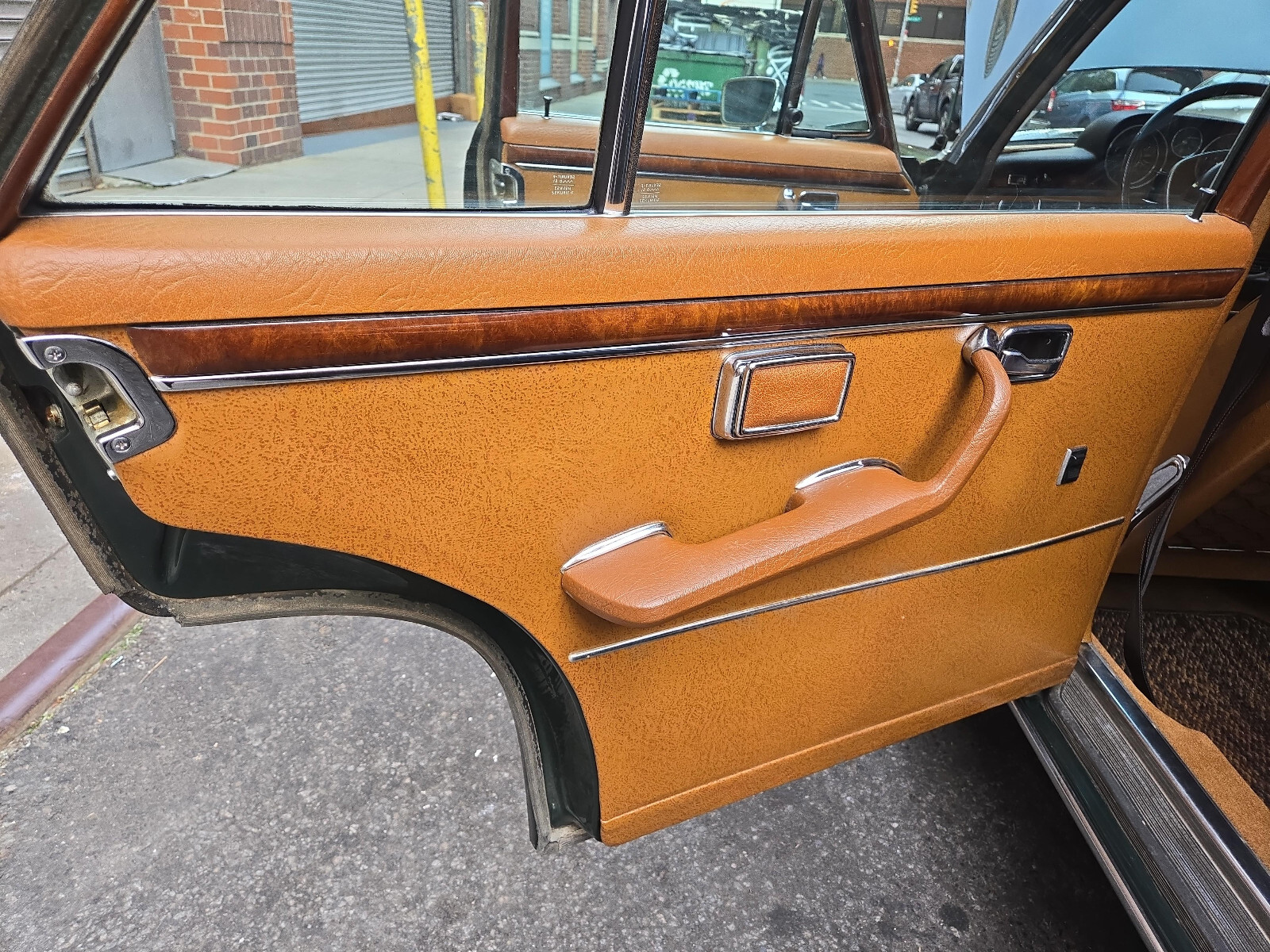 Mercedes-Benz-300-Series-1969-Sedan-25