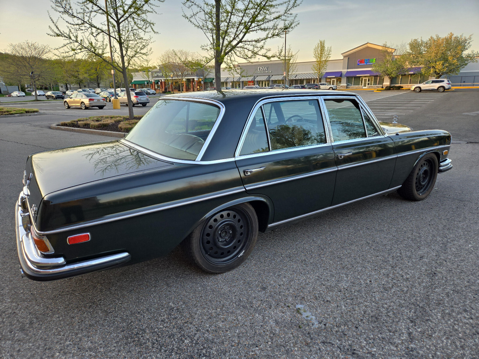 Mercedes-Benz-300-Series-1969-Sedan-3