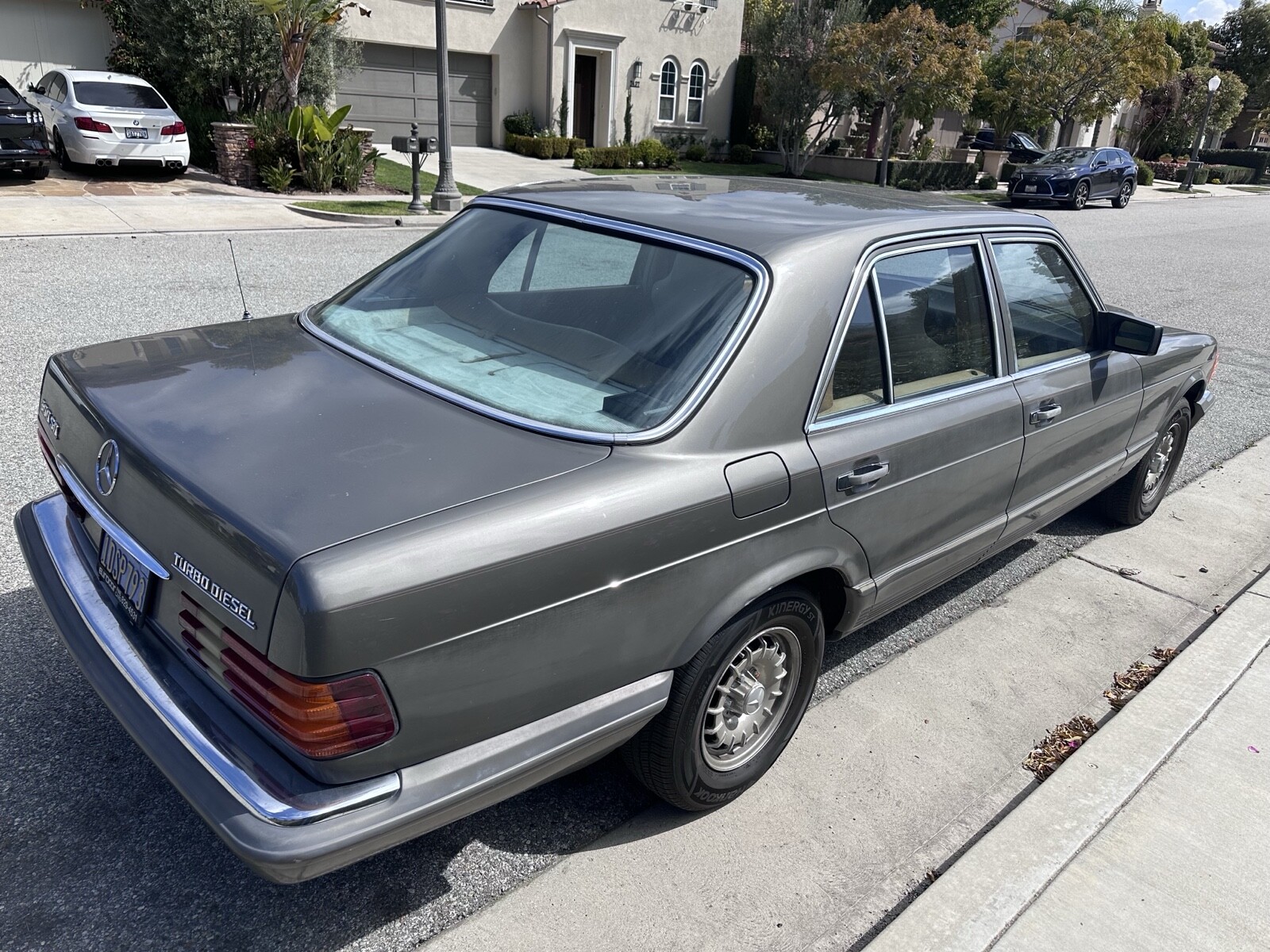 Mercedes-Benz-300-Series-1982-Sedan-1