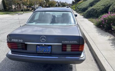 Mercedes-Benz-300-Series-1982-Sedan-2