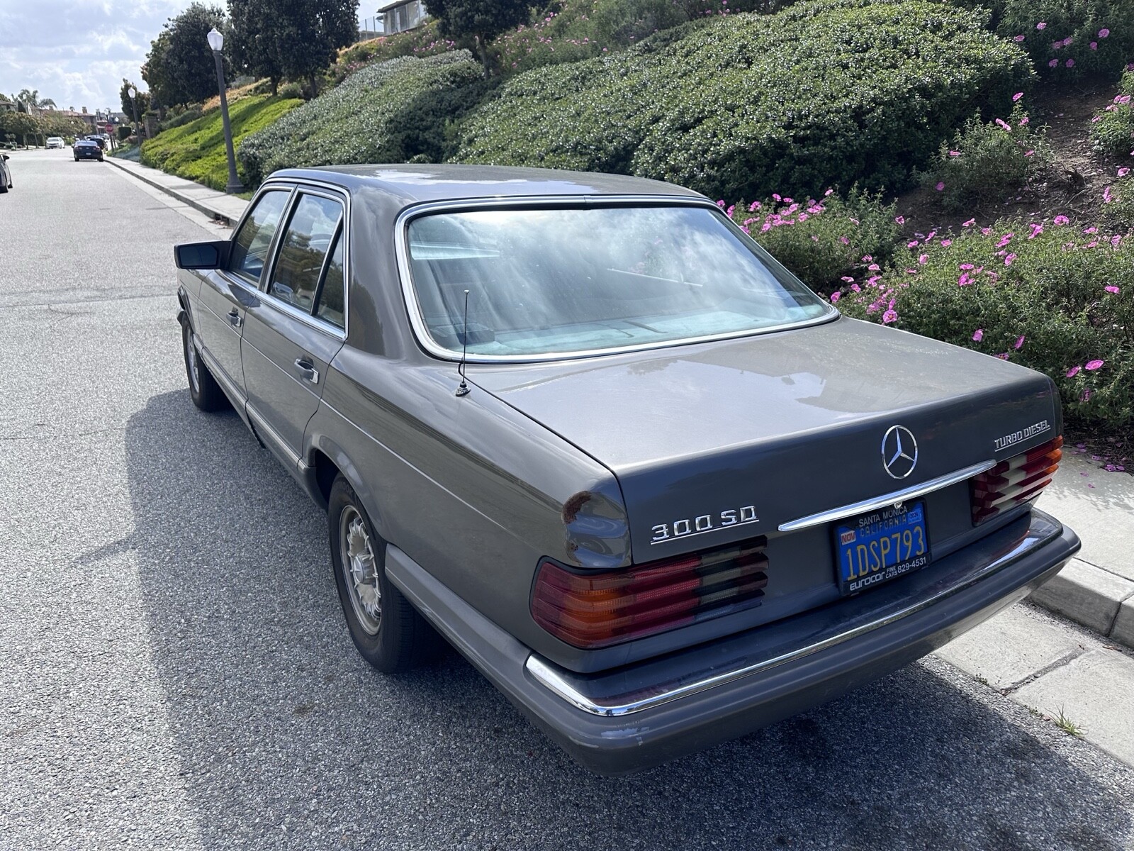 Mercedes-Benz-300-Series-1982-Sedan-3