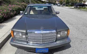 Mercedes-Benz-300-Series-1982-Sedan-4