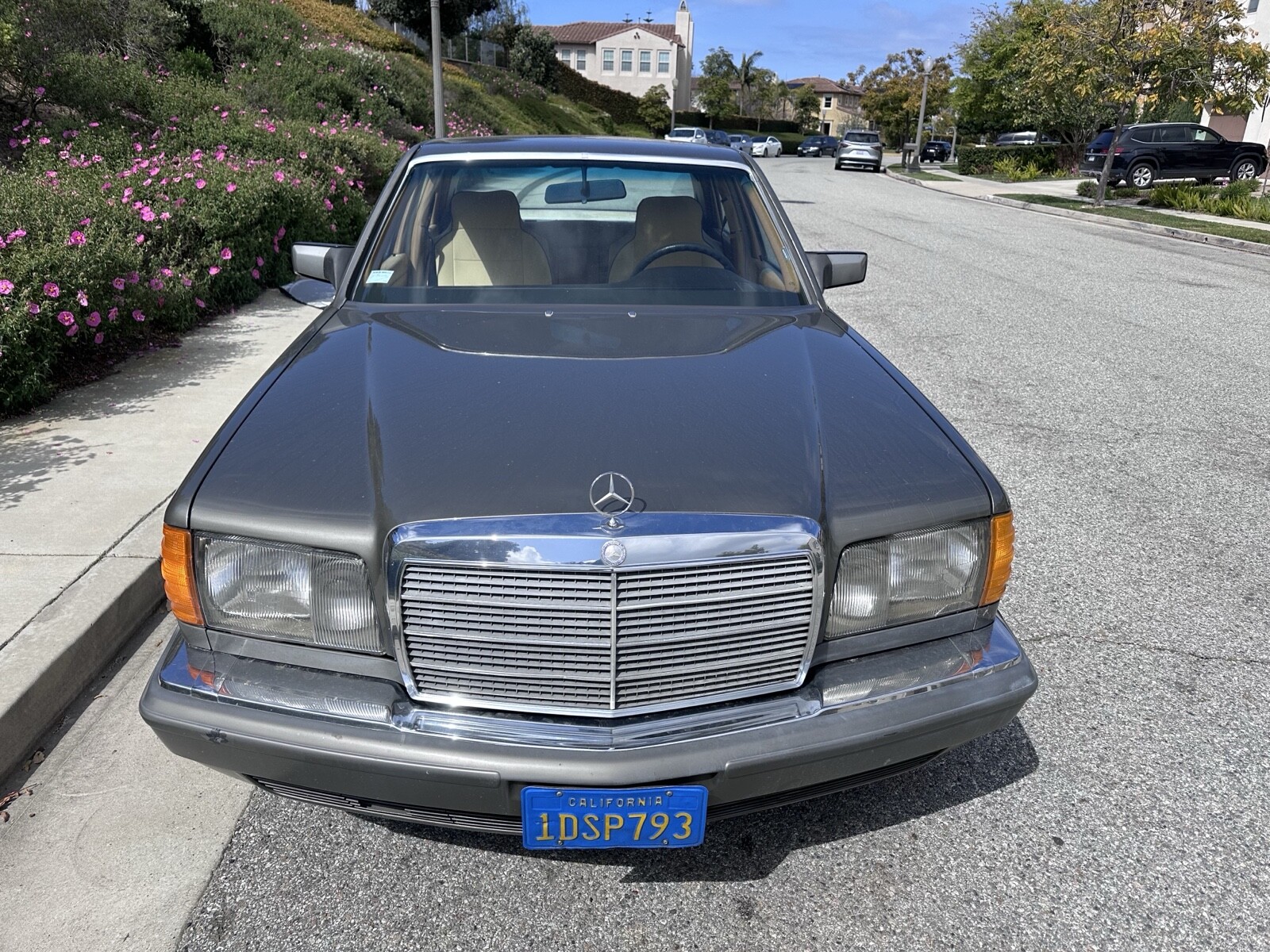 Mercedes-Benz-300-Series-1982-Sedan-4