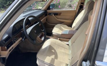 Mercedes-Benz-300-Series-1982-Sedan-7