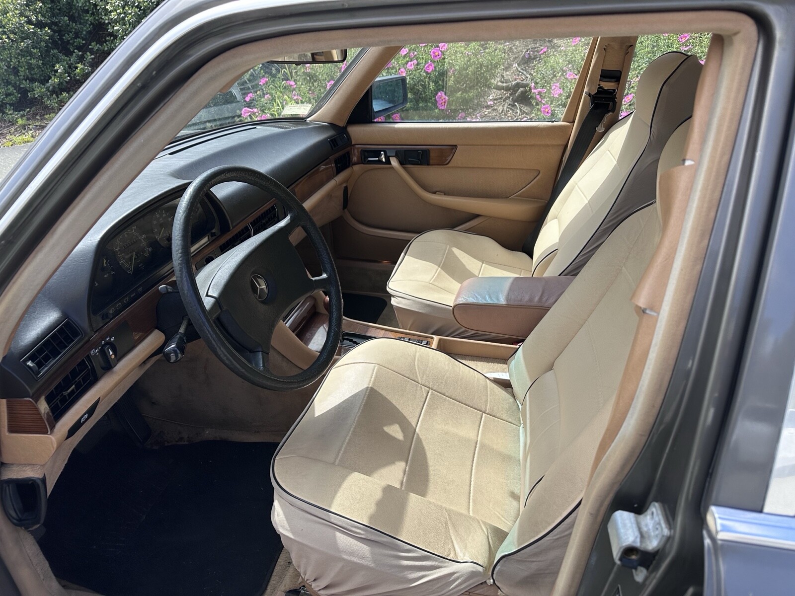 Mercedes-Benz-300-Series-1982-Sedan-7