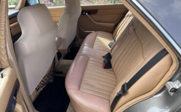 Mercedes-Benz-300-Series-1982-Sedan-9