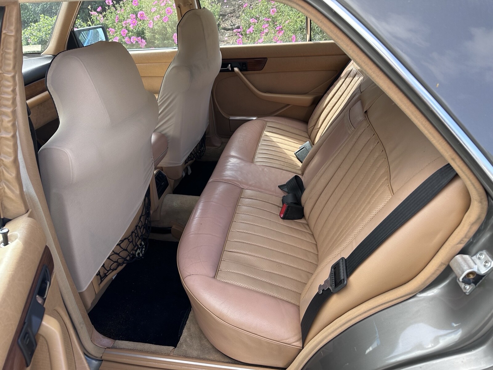 Mercedes-Benz-300-Series-1982-Sedan-9