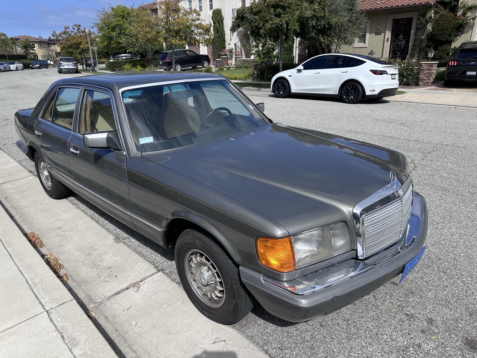 Mercedes-Benz-300-Series-1982-Sedan