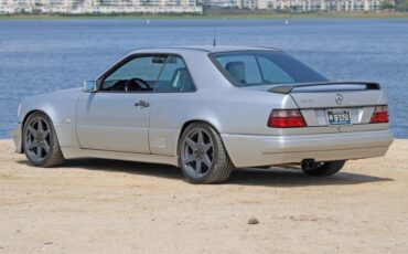 Mercedes-Benz-300-Series-1991-30