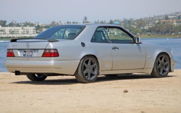 Mercedes-Benz-300-Series-1991-31