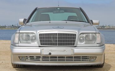 Mercedes-Benz-300-Series-1991-35