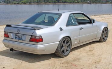 Mercedes-Benz-300-Series-1991-39