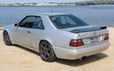 Mercedes-Benz-300-Series-1991-4
