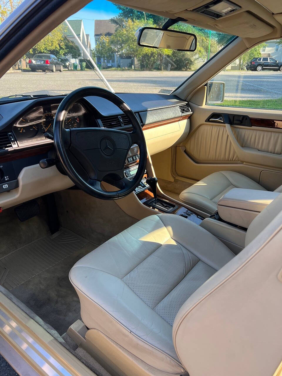Mercedes-Benz-300-Series-1993-Coupe-16