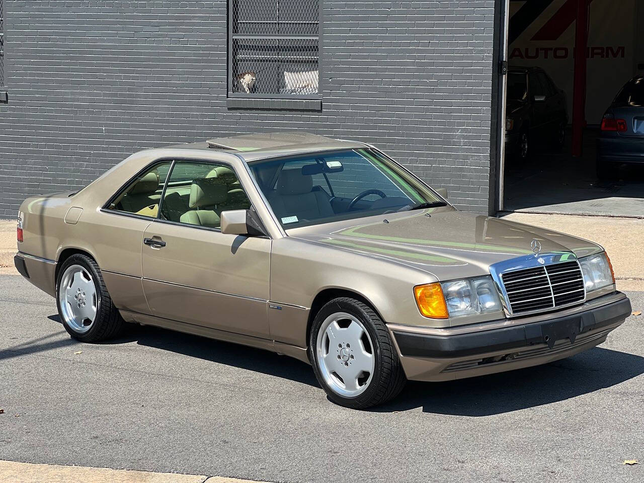 Mercedes-Benz-300-Series-1993-Coupe-4