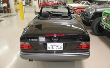 Mercedes-Benz-300-Series-1994-32