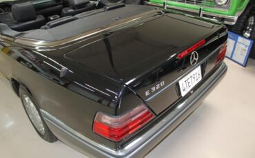 Mercedes-Benz-300-Series-1994-36