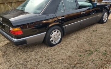 Mercedes-Benz-300E-1992-Sedan-1