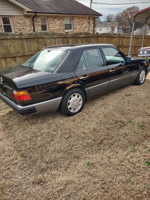 Mercedes-Benz-300E-1992-Sedan-1