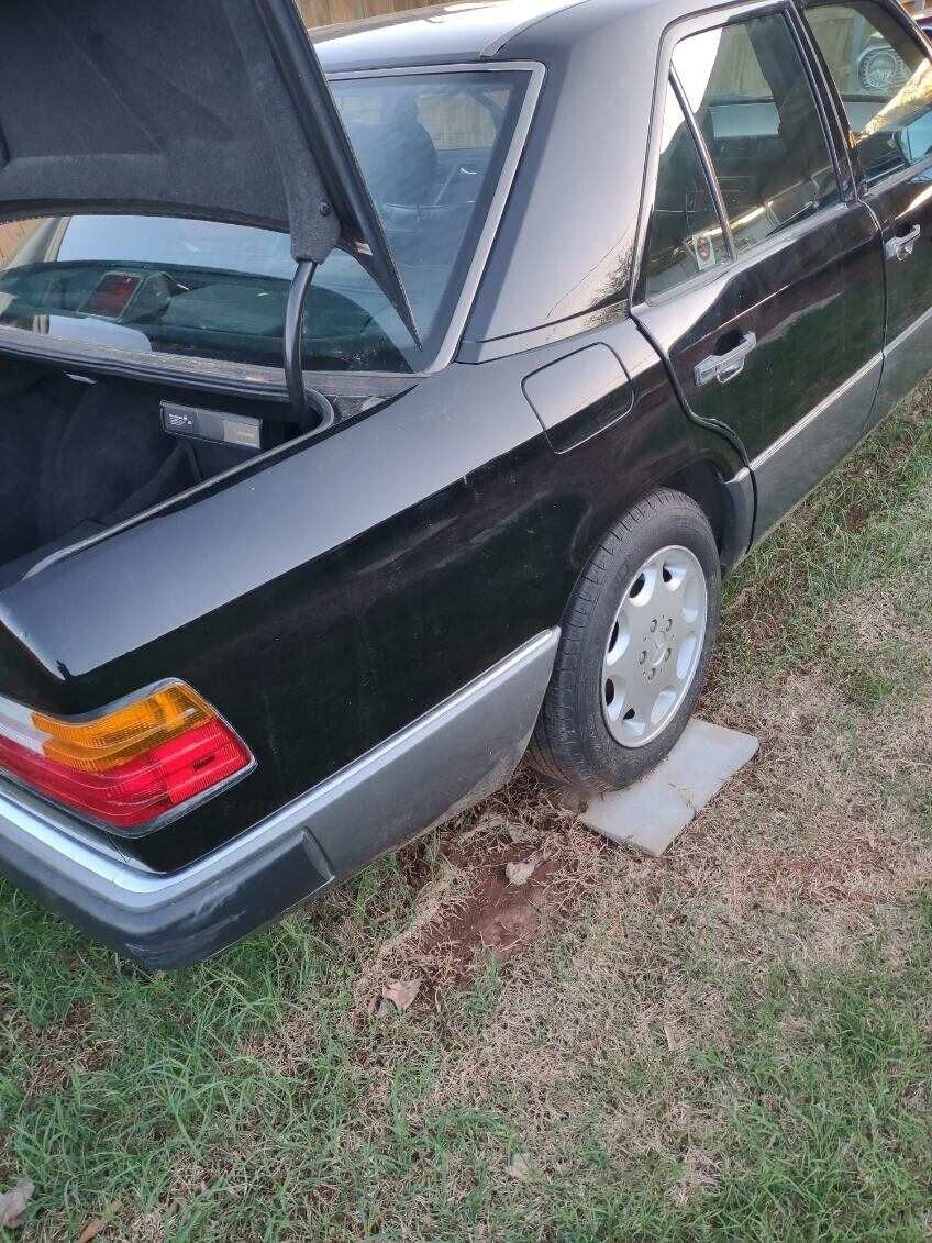 Mercedes-Benz-300E-1992-Sedan-10