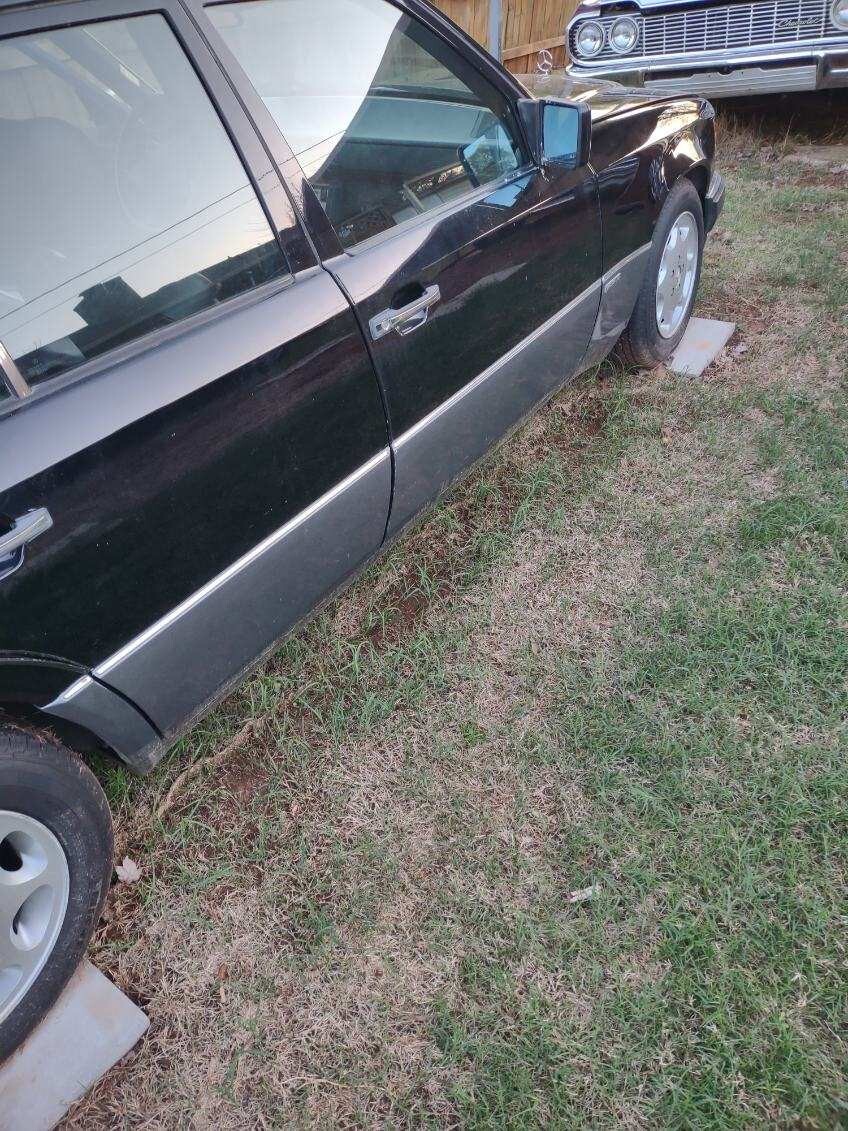 Mercedes-Benz-300E-1992-Sedan-11