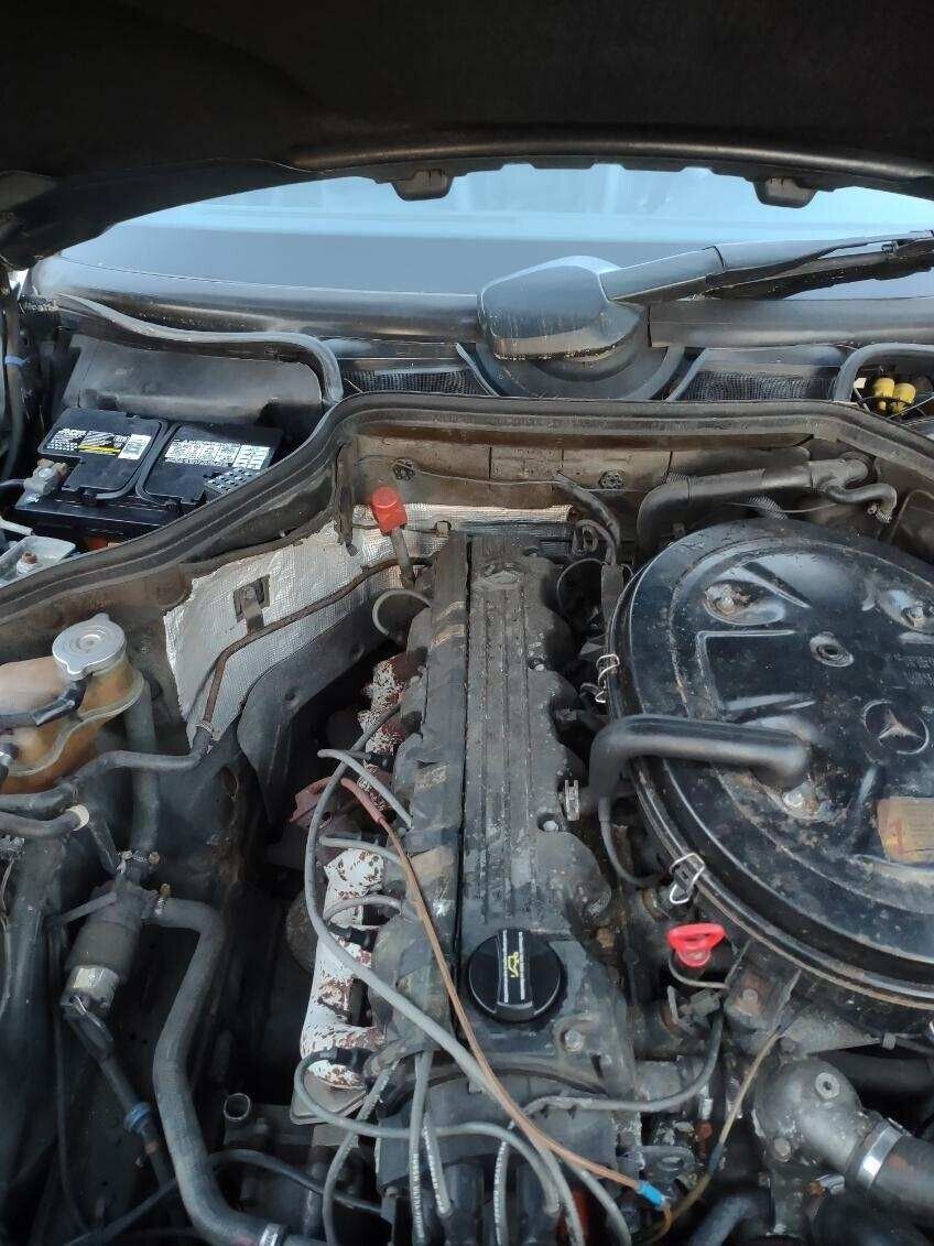 Mercedes-Benz-300E-1992-Sedan-16