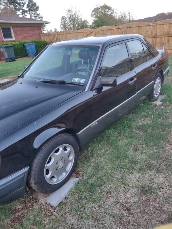 Mercedes-Benz-300E-1992-Sedan-2