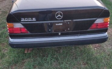 Mercedes-Benz-300E-1992-Sedan-3