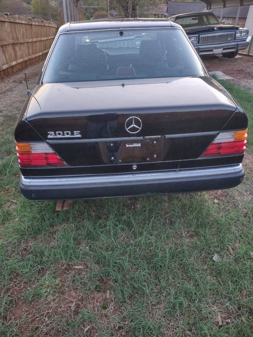 Mercedes-Benz-300E-1992-Sedan-3