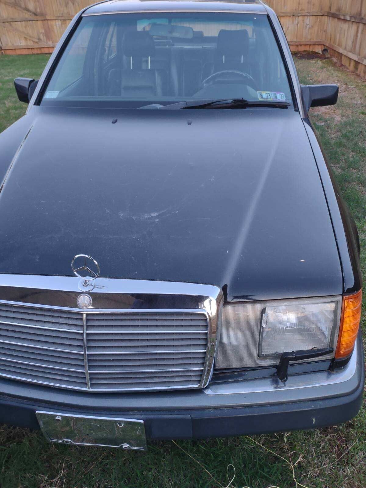 Mercedes-Benz-300E-1992-Sedan-4