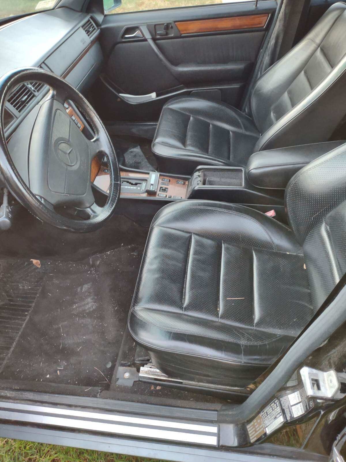 Mercedes-Benz-300E-1992-Sedan-6