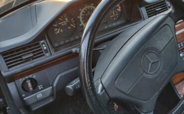 Mercedes-Benz-300E-1992-Sedan-7