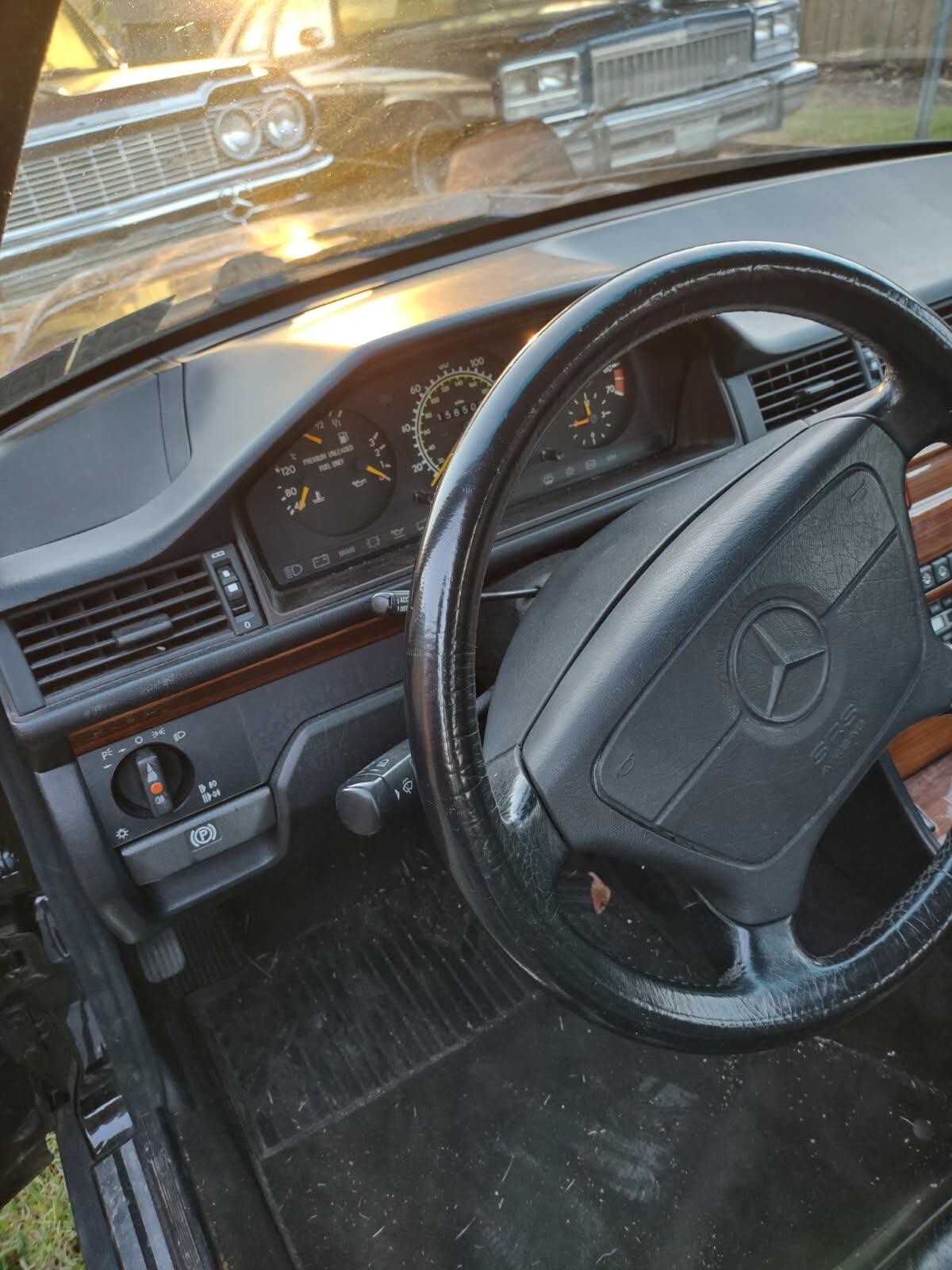 Mercedes-Benz-300E-1992-Sedan-7