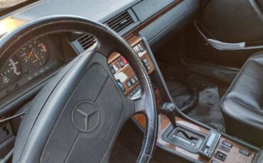 Mercedes-Benz-300E-1992-Sedan-8