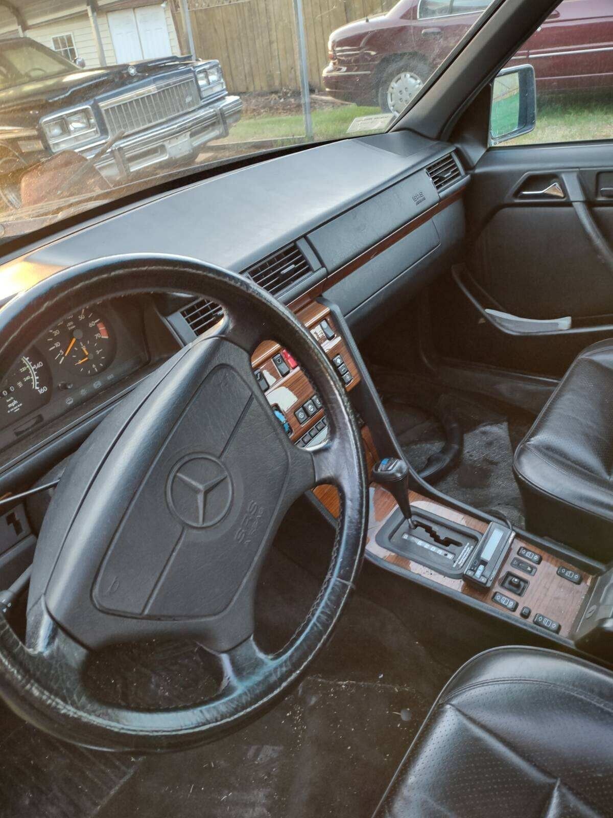 Mercedes-Benz-300E-1992-Sedan-8
