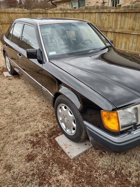 Mercedes-Benz-300E-1992-Sedan