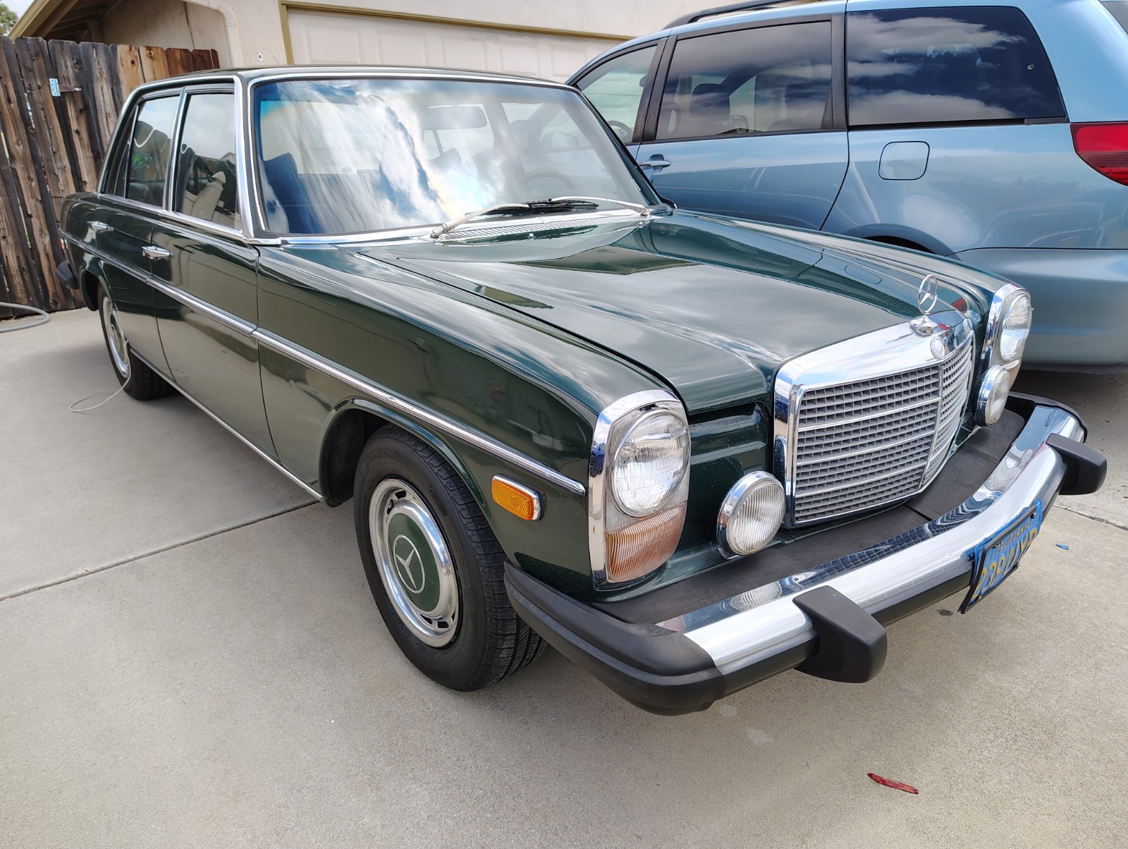 Mercedes-Benz-300d-1976-Sedan-1