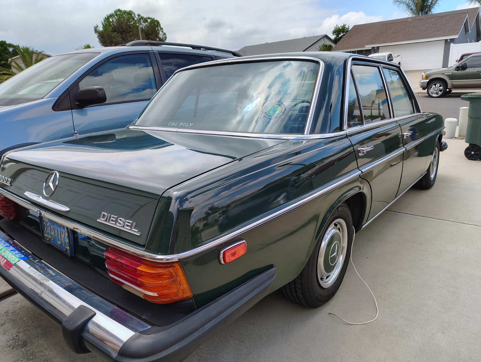 Mercedes-Benz-300d-1976-Sedan-2