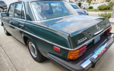 Mercedes-Benz-300d-1976-Sedan-3