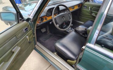 Mercedes-Benz-300d-1976-Sedan-5