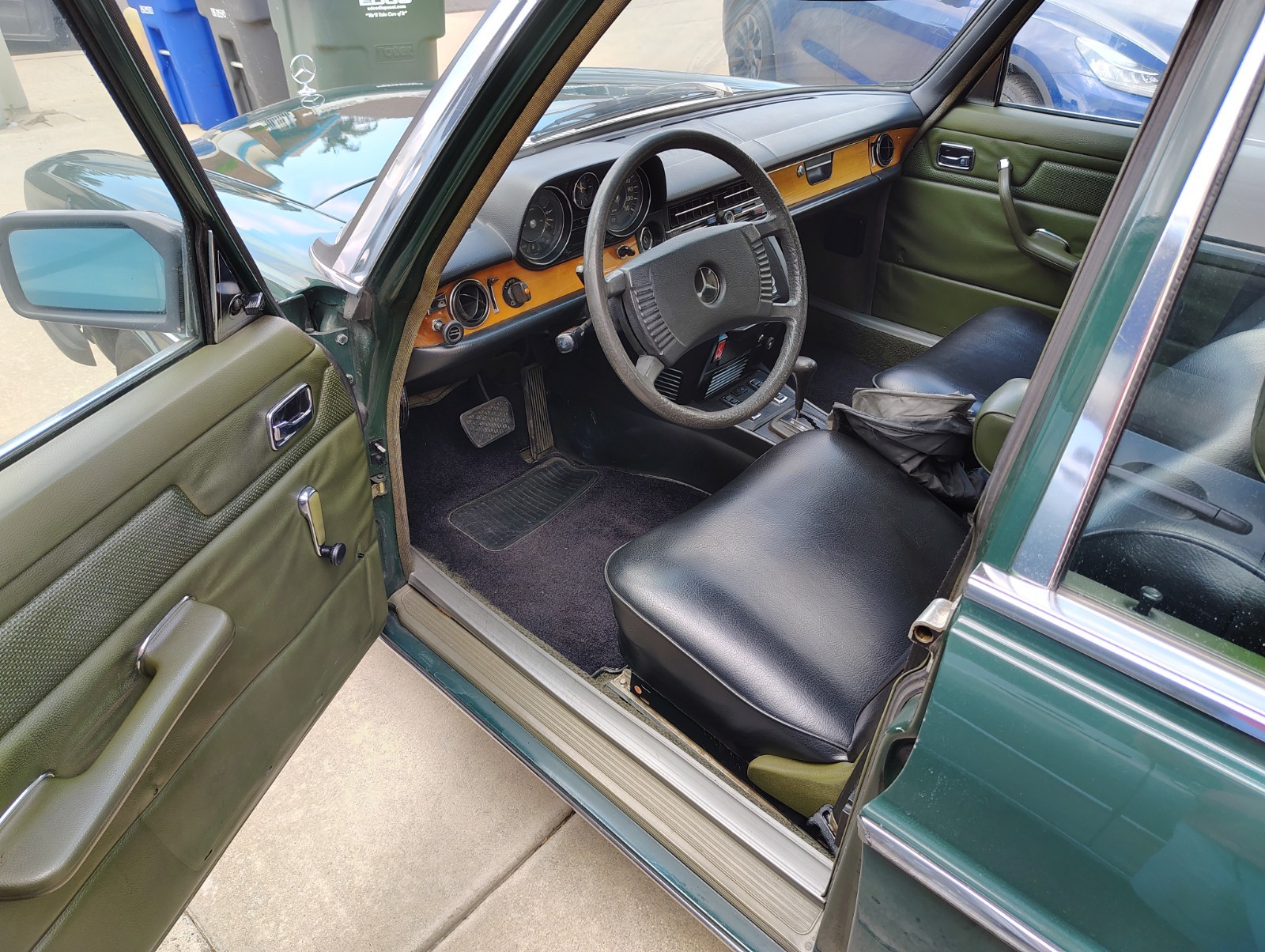 Mercedes-Benz-300d-1976-Sedan-5