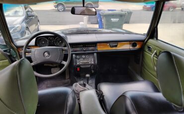 Mercedes-Benz-300d-1976-Sedan-7