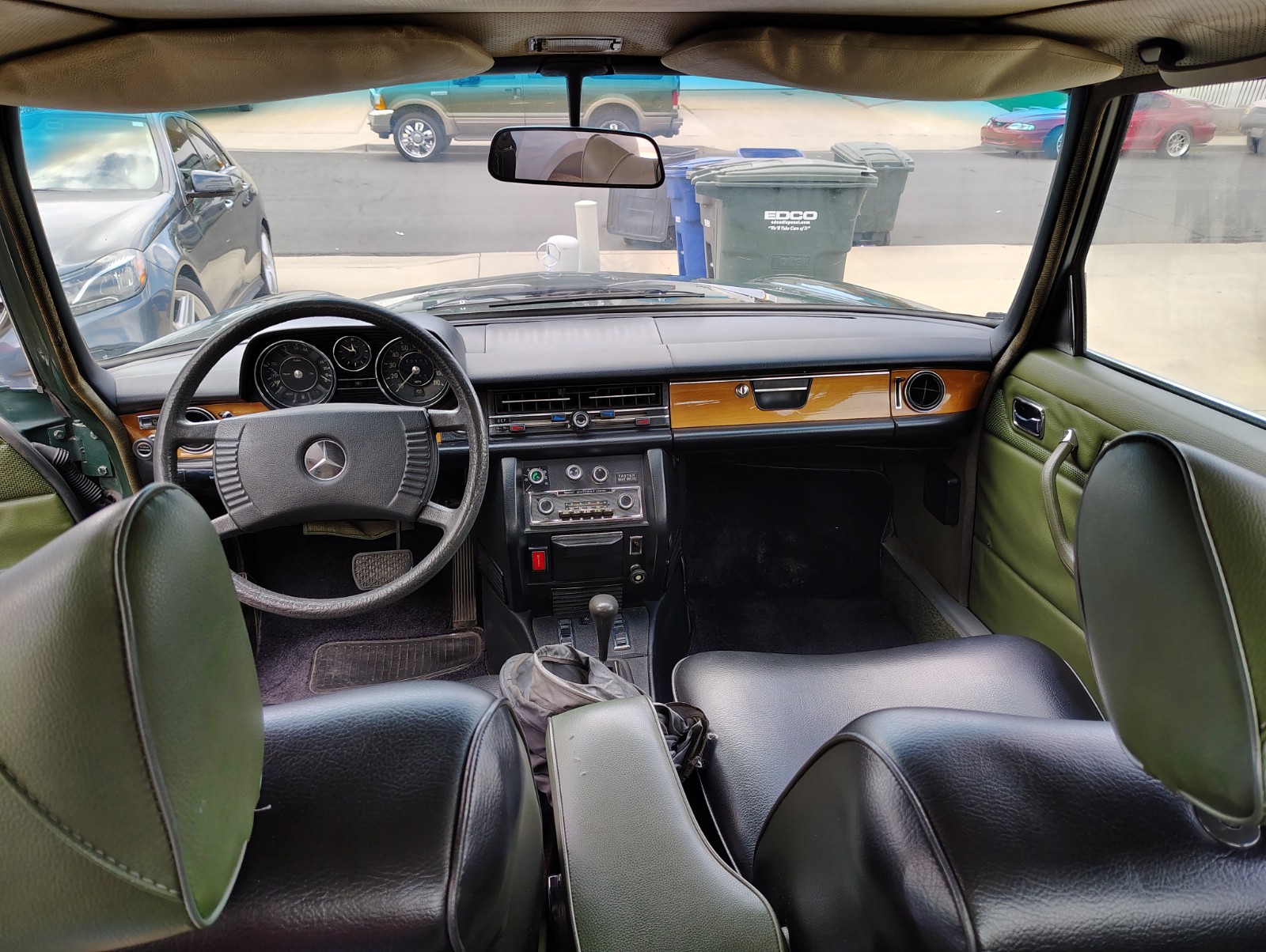 Mercedes-Benz-300d-1976-Sedan-7