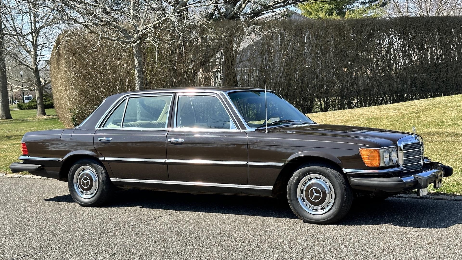Mercedes-Benz-400-Series-1974-SEDAN-11